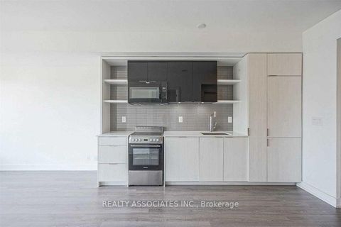 Photo 9 at 307 - 6 Parkwood Avenue, Casa Loma, Toronto