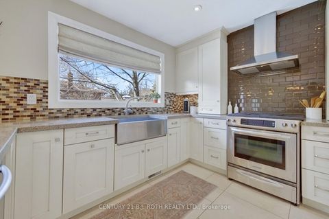 Photo 5 at 12 Tallforest Crescent, Markland Wood, Toronto