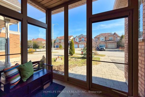 Photo 3 at 102 Antique Drive, Oak Ridges Lake Wilcox, Richmond Hill