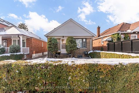 Photo 2 at 52 Richardson Avenue, Greenbrook, Toronto