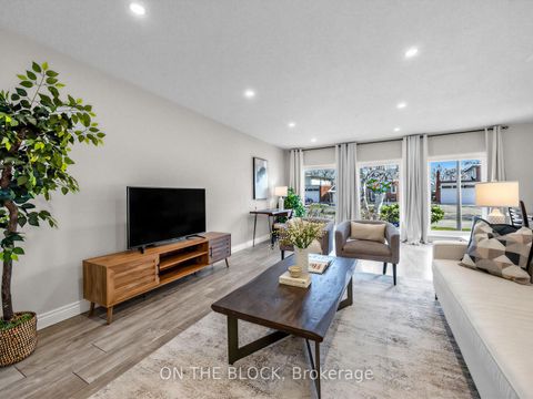 Photo 7 at 41 Eastlea Crescent, L'Amoreaux, Toronto
