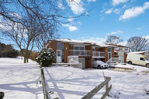 Photo 1 at 7 Snowhill Crescent, Malvern West, Toronto