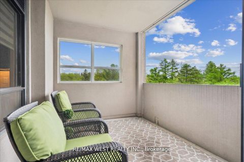 Photo 8 at 405 - 9255 Jane Street, Maple, Vaughan