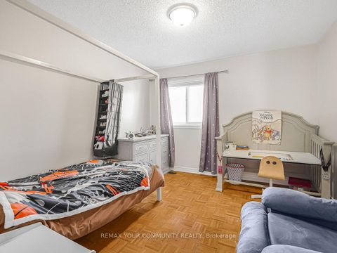 Photo 16 at 563 Mulock Court, College Manor, Newmarket