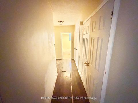 Photo 7 at 206 - 825 Kennedy Road, Ionview, Toronto
