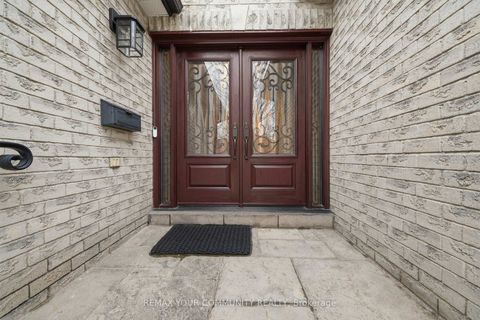 Photo 4 at 29 McGee Crescent, Aurora Highlands, Aurora