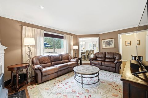 Photo 8 at 29 McGee Crescent, Aurora Highlands, Aurora