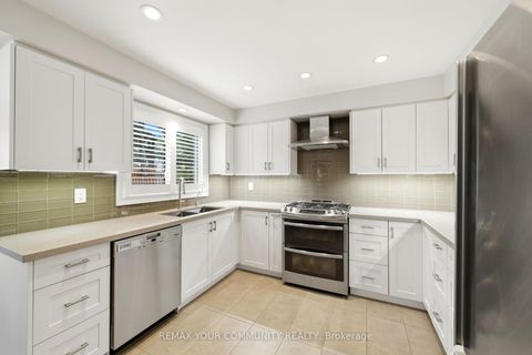 Photo 10 at 29 McGee Crescent, Aurora Highlands, Aurora