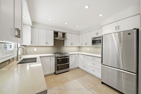 Photo 11 at 29 McGee Crescent, Aurora Highlands, Aurora
