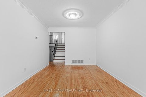 Photo 8 at 211 Shawnee Circle, Pleasant View, Toronto