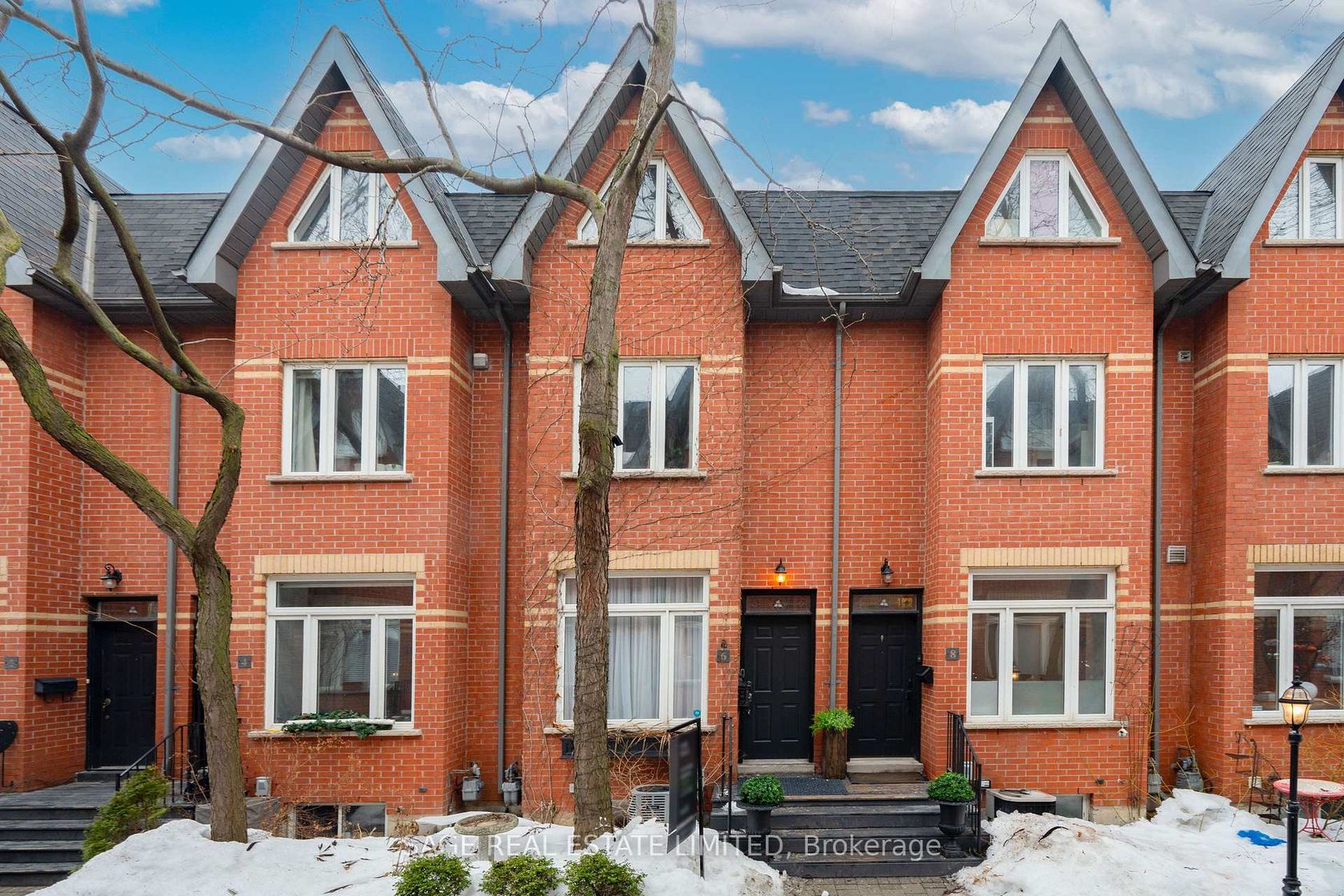 6 Old Trillium Lane, Regent Park, Toronto photo number 2