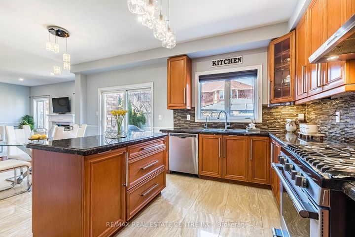 Photo 11 at 3285 Topeka Drive, Churchill Meadows, Mississauga