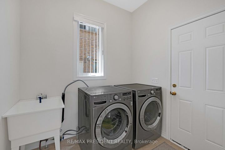 Photo 12 at 7 Wellpark Way, Bram East, Brampton