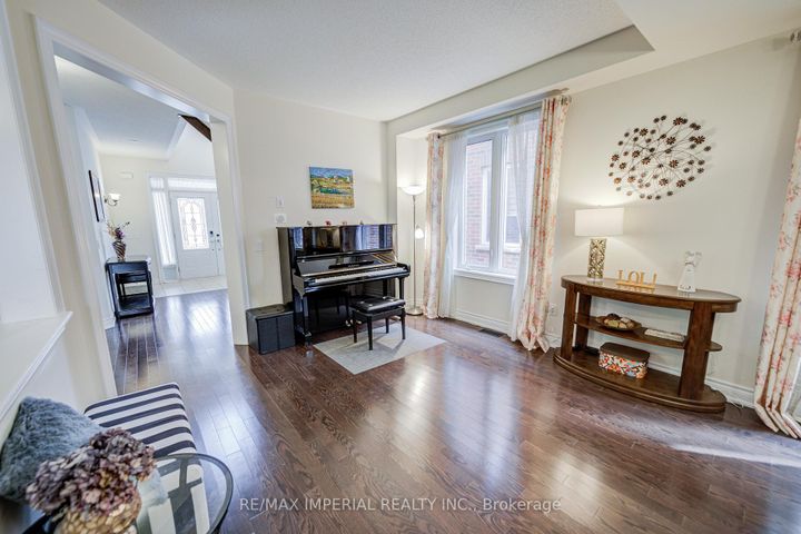 Photo 5 at 28 Mancini Crescent, Jefferson, Richmond Hill