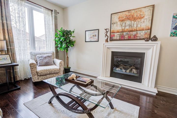 Photo 10 at 28 Mancini Crescent, Jefferson, Richmond Hill