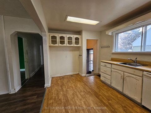 Photo 9 at 15 Newton Street, Wellington, Barrie