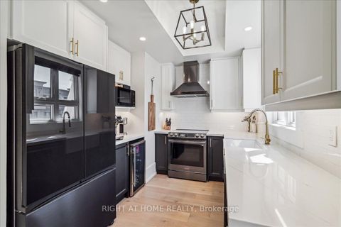 Photo 5 at 14 - 105 Kayla Crescent, Maple, Vaughan