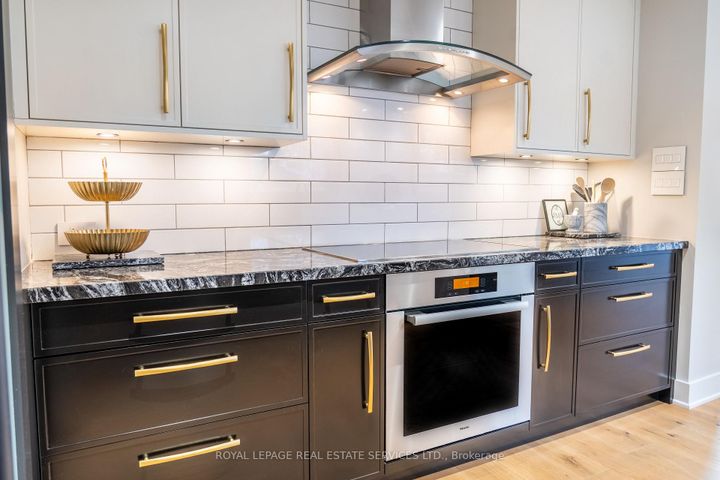 Photo 5 at 781 Fletcher Valley Crescent, Clarkson, Mississauga