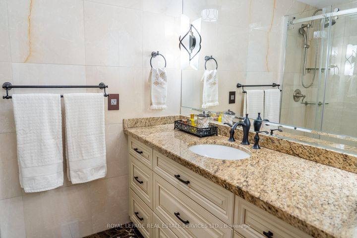 Photo 12 at 781 Fletcher Valley Crescent, Clarkson, Mississauga