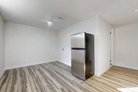 Photo 24 at 3 Hartsdale Drive E, Richview, Toronto