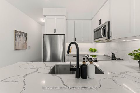 Photo 3 at 1301 - 20 Gatineau Drive N, Beverley Glen, Vaughan