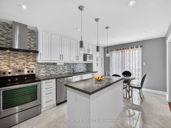 Photo 10 at 7068 Rosehurst Drive, Lisgar, Mississauga