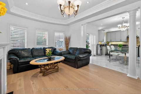 Photo 10 at 130 Greenview Circle, Rural Vaughan, Vaughan