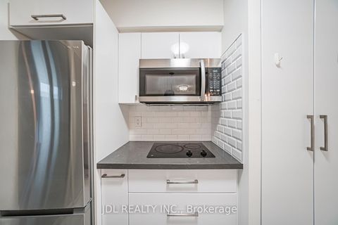 Photo 7 at 713 - 1055 Bay Street, Bay Street Corridor, Toronto