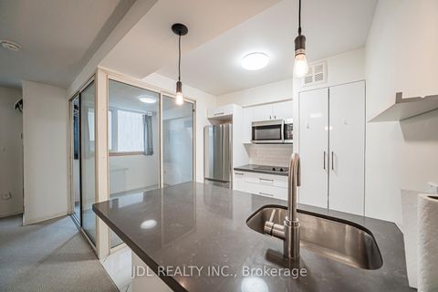 Photo 8 at 713 - 1055 Bay Street, Bay Street Corridor, Toronto