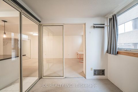 Photo 14 at 713 - 1055 Bay Street, Bay Street Corridor, Toronto