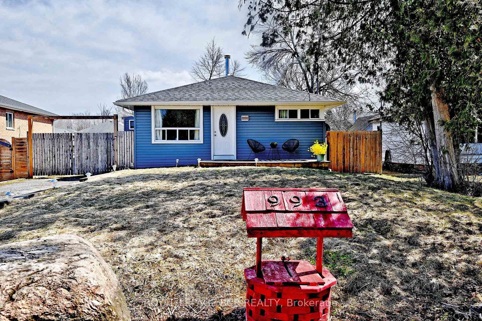 993 Barton Avenue, Keswick North, Georgina photo number 2