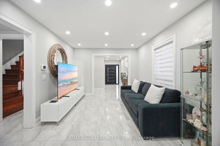 Photo 2 at 16 Flower Trail, Bram East, Brampton