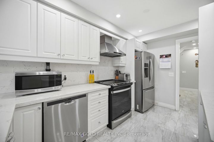 Photo 8 at 16 Flower Trail, Bram East, Brampton