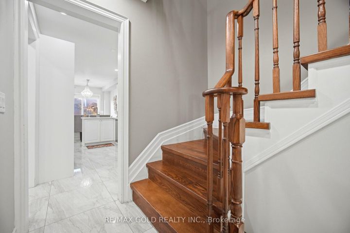 Photo 11 at 16 Flower Trail, Bram East, Brampton