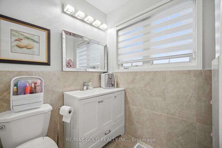 Photo 16 at 16 Flower Trail, Bram East, Brampton