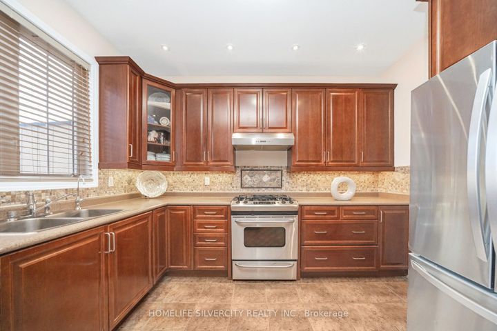 Photo 11 at 14 Alboreto Way, Credit Valley, Brampton