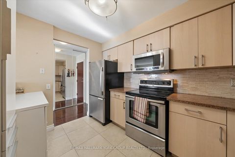Photo 11 at 512 - 81 Townsgate Drive, Yorkhill, Vaughan