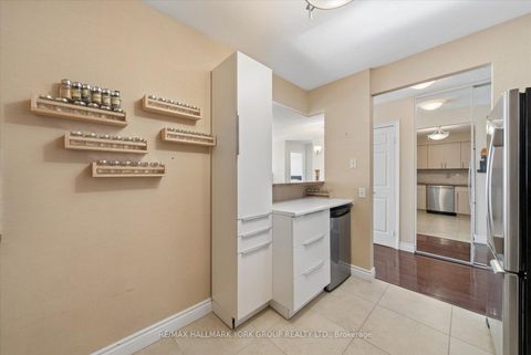 Photo 12 at 512 - 81 Townsgate Drive, Yorkhill, Vaughan
