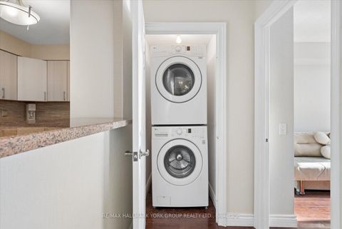 Photo 14 at 512 - 81 Townsgate Drive, Yorkhill, Vaughan