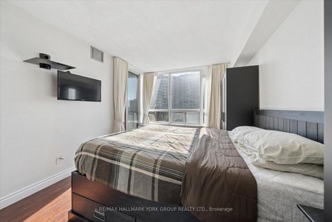 Photo 16 at 512 - 81 Townsgate Drive, Yorkhill, Vaughan