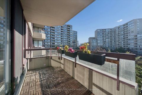 Photo 22 at 512 - 81 Townsgate Drive, Yorkhill, Vaughan