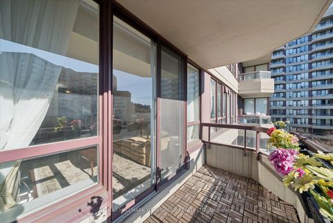 Photo 24 at 512 - 81 Townsgate Drive, Yorkhill, Vaughan