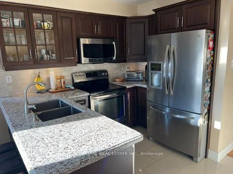 Photo 11 at 54 Timberview Drive, Patterson, Vaughan