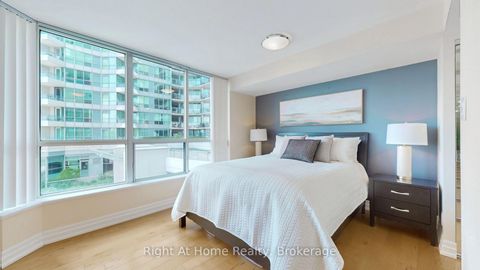 Photo 14 at 209 - 228 Queens Quay W, Waterfront Communities C1, Toronto