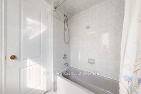 Photo 2 at 18 Hillsborough Court, Bayview Hill, Richmond Hill