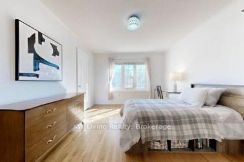 Photo 4 at 18 Hillsborough Court, Bayview Hill, Richmond Hill