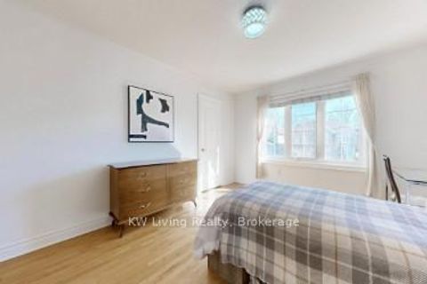 Photo 5 at 18 Hillsborough Court, Bayview Hill, Richmond Hill