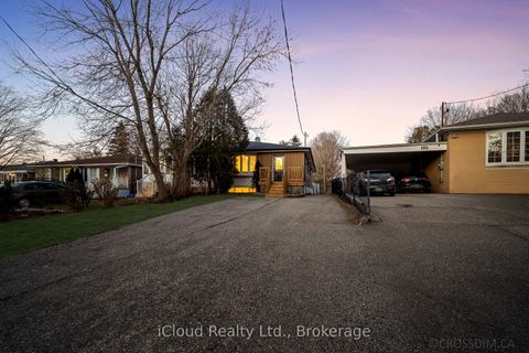 Photo 2 at 107 Bayview Parkway, Leslie Valley, Newmarket