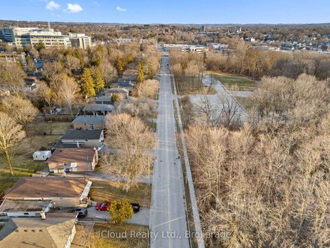 Photo 5 at 107 Bayview Parkway, Leslie Valley, Newmarket