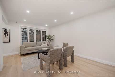 Photo 7 at 107 Bayview Parkway, Leslie Valley, Newmarket